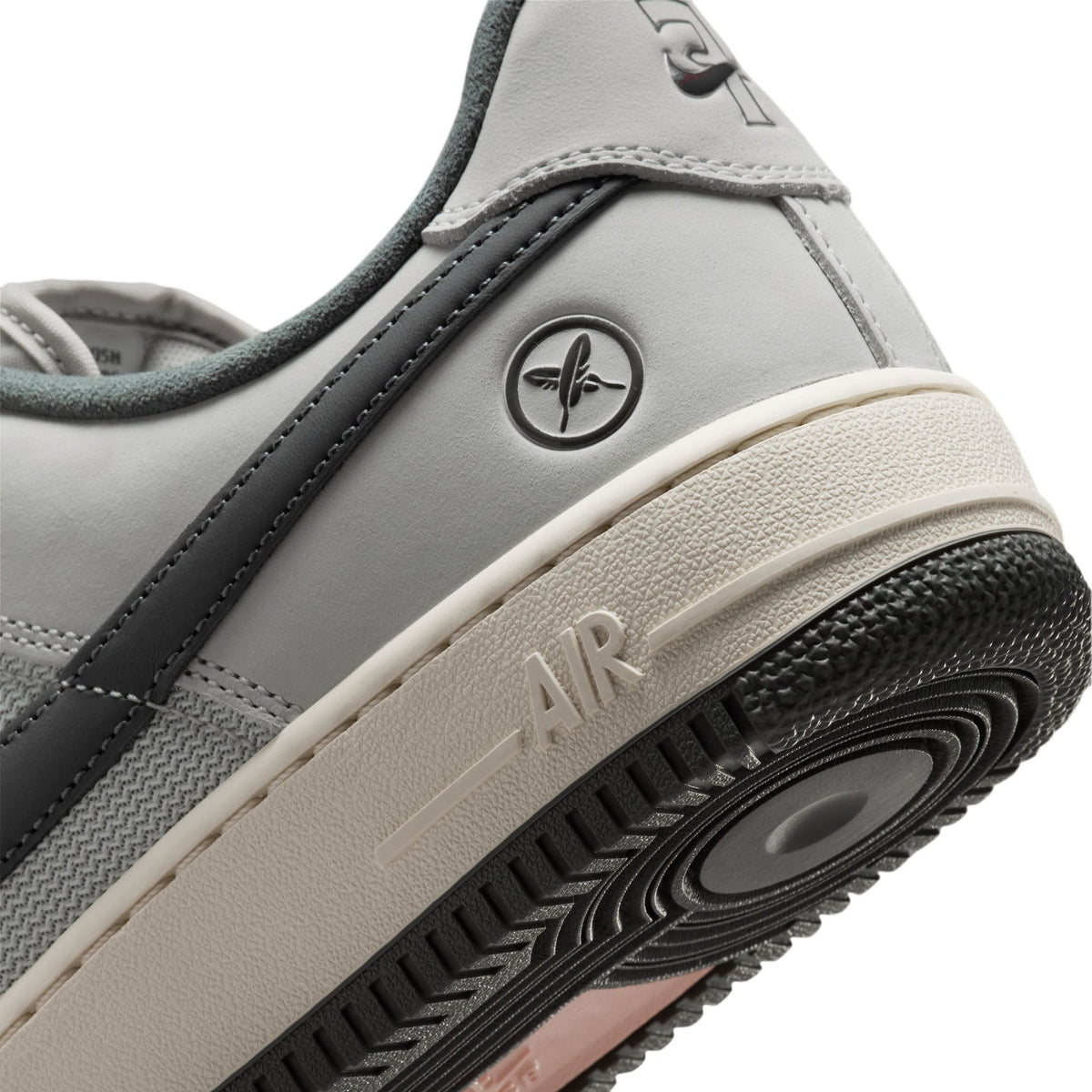 Nike SB Yuto Horigome Air Force 1 - White/Iron Grey